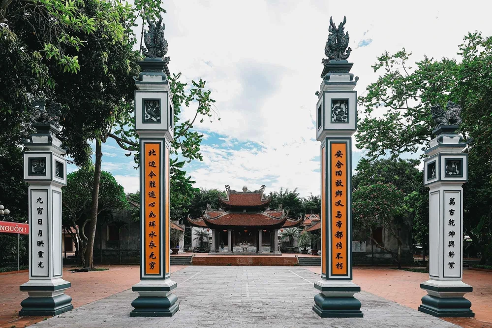 Trục thần đạo dẫn vào đình Phúc Xá, hai bên là hệ thống trụ biểu và câu đối, phía sau là mái đình cổ, nơi thờ Thái úy Việt Quốc công Lý Thường Kiệt, danh tướng Đào Kỳ, Phương Dung công chúa và các vị thành hoàng được người dân tôn kính.